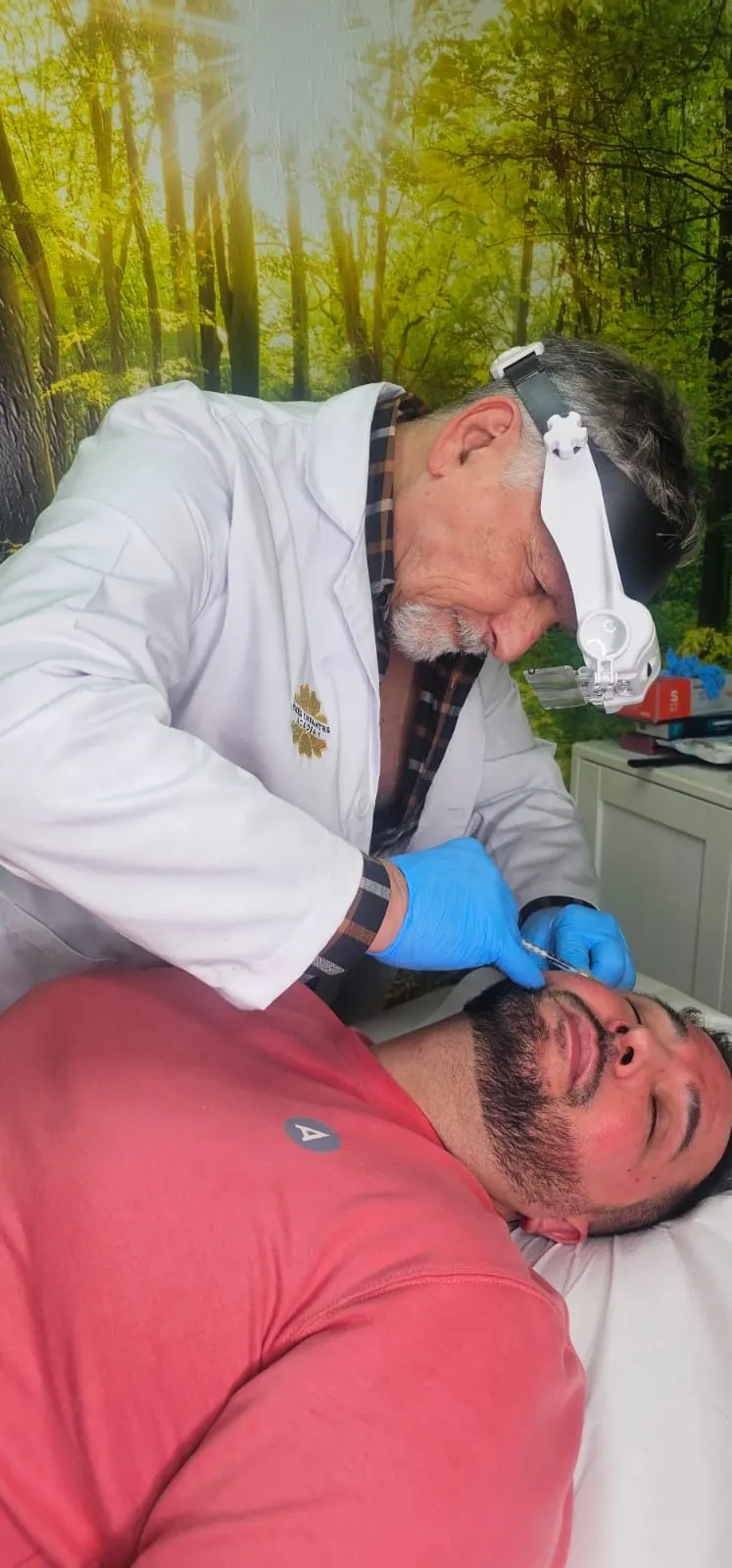 Dr. Sebastian-Román-home-nosotros